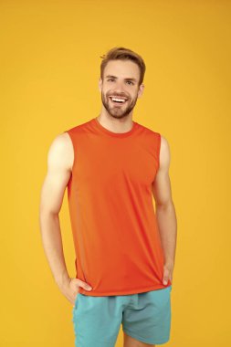 Atletik adam sarıda izole edilmiş. Mutlu Sporcu Stüdyosu. Spor giyim sektöründe sporcu. Atletik fitness. Spor ve eğlence sektörü. Spor ve spor.