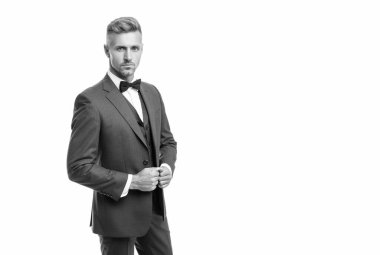 Papyonlu, mavi takım elbiseli olgun bir adam. Beyaz iş adamı. Resmi giyinen büyük patron. Boşluğu kopyala.