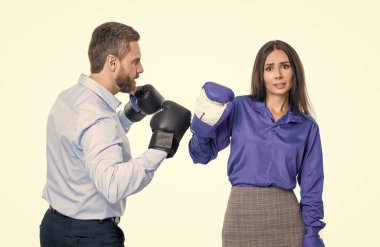 Stüdyodaki agresif iş adamları rekabeti. İş adamlarının rekabeti arka planda. Rekabet halindeki iş adamlarının fotoğrafı boks eldiveni takıyor. İş adamlarının rekabeti beyazlara izole edildi.