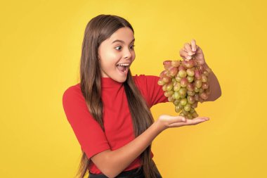 Genç kızın sarı arka planda üzüm tutmasına sevindim..