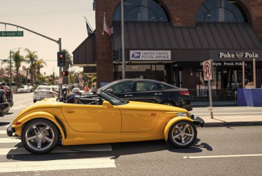 Long Beach, California USA - 31 Mart 2021: Sarı Chrysler Plymouth Prowler 'ın klasik arabası. yan görünüm.