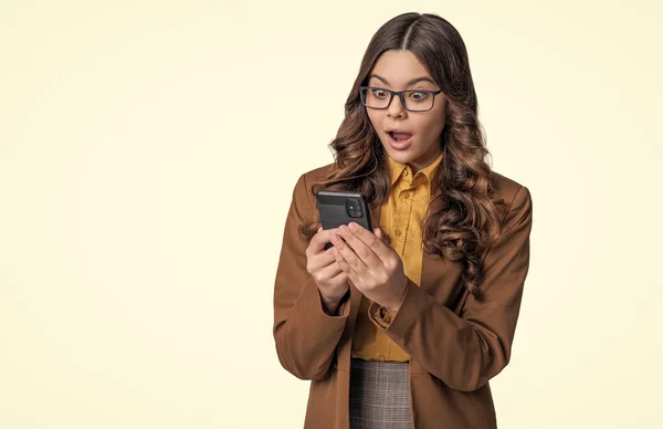 Tini Lány Üzenetküldés Telefonon Háttérben Reklám Egy Kép Tinédzser Lányról — Stock Fotó