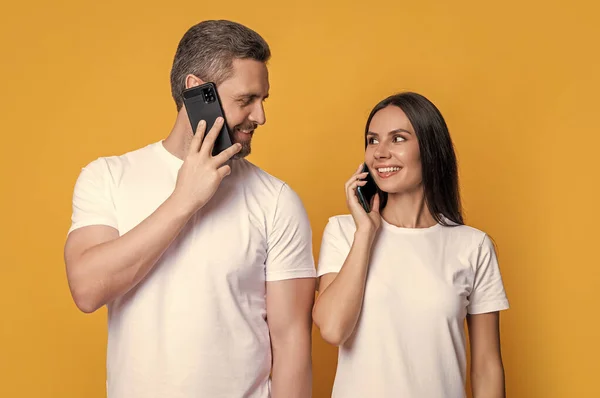 Boldog Pár Mobilon Beszél Egy Pár Telefonál Stúdióban Egy Pár — Stock Fotó