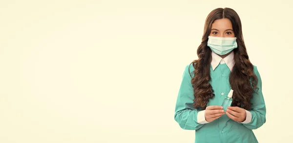 Teenie Mädchen Mit Desinfektionsmittel Für Sanitäre Einrichtungen Mädchen Halten Desinfektionsmittel — Stockfoto