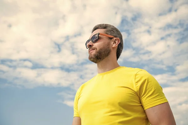 Hombre Inspirado Vistiendo Camisa Amarilla Gafas Sol Aire Libre Cielo —  Fotos de Stock