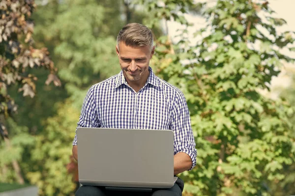 Smiling Man Working Online Man Freelancer Working Online Outdoor Online — Stok fotoğraf