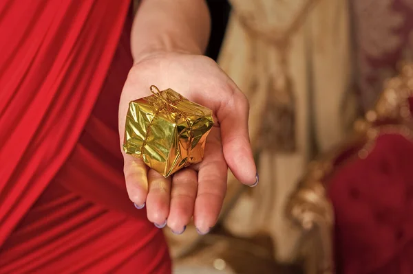 Настоящий Ящик Женской Руке Крупный План Настоящей Коробки Маленькая Золотая — стоковое фото