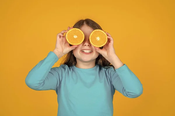 Έφηβος Κορίτσι Χαμόγελο Κρατήστε Πορτοκαλί Φρούτα Κίτρινο Φόντο — Φωτογραφία Αρχείου
