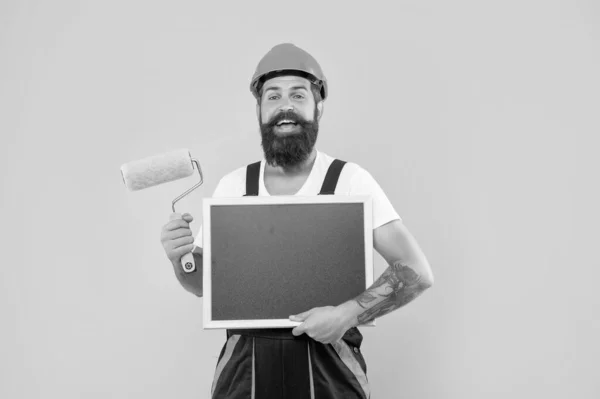 Homem Alegre Housepainter Capacete Roupas Trabalho Segurar Rolo Pintura Quadro — Fotografia de Stock