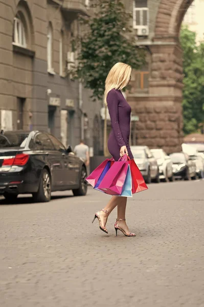 Sokakta Alışveriş Torbalarıyla Yürüyen Bir Kadın Dışarıda Torbaları Olan Bir — Stok fotoğraf