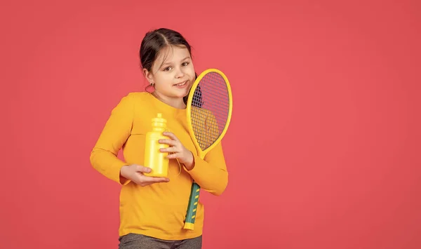Çocuk Pembe Arka Planda Tenis Raketi Şişesi Tutuyor Boşluğu Kopyala — Stok fotoğraf