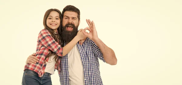 喜べばいい父と娘はOkのジェスチャーで微笑んだ 髭の男と可愛い女の子がOkをジェスチャー 幸せな父と小さな子供ショーOk Sign — ストック写真