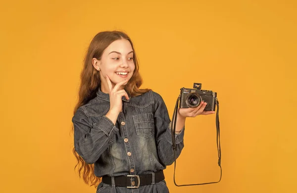 Tertarik Dalam Fotografi Anak Yang Bahagia Melihat Kamera Tangan Gadis — Stok Foto
