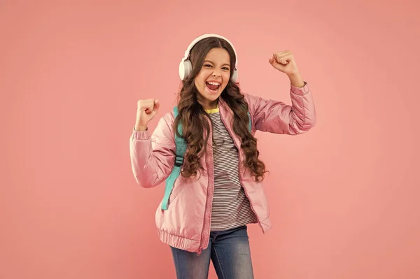 Udane Dziecko Słuchać Muzyki Słuchawkach Nosić Plecak Różowym Tle Muzyka — Zdjęcie stockowe