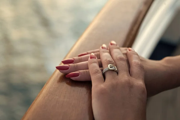 ジュエリー リングを閉めろ 女性用ジュエリーリング 宝石の指輪を手に ジュエリーリングの写真 — ストック写真