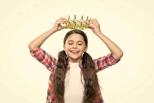 バックグラウンドで喜んで10代の王女の女の子 10代の姫の写真は王冠をかぶってる 白に隔離された10代の姫 スタジオで10代の王女女の子 — ストック写真