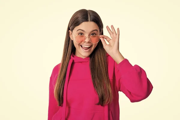 Φωτογραφία Του Έκπληκτου Trendy Έφηβος Κορίτσι Φορώντας Ροζ Έφηβος Μοντέρνο — Φωτογραφία Αρχείου