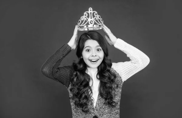 Zdumiewające Dziecko Koronie Królowej Zaskoczona Księżniczka Tiarze Portret Dumnego Dzieciaka — Zdjęcie stockowe