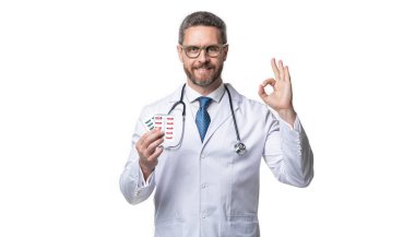 Stüdyoda ilaç tedavisi gören bir tıp doktoru, geçmişinde ilaç olan bir doktor. İlaçlı tıp doktorunun fotoğrafı. İlaçlı tıp doktoru beyazla izole edilmiş..