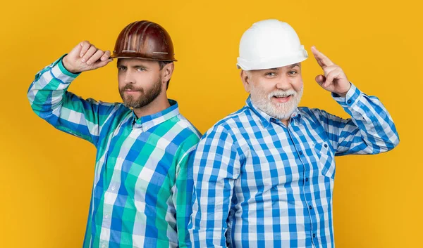 工人那一代人头戴建筑用头盔的形象 用黄色隔离的一代工人 工作室里的男工 有背景的工薪族 — 图库照片