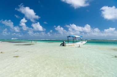 Deniz manzaralı deniz teknesiyle yaz seyahatinde. Deniz teknesiyle yaz seyahatinin fotoğrafı. Deniz teknesiyle yaz seyahati. Sahilde deniz teknesiyle yaz seyahati.