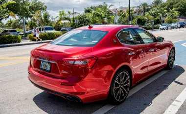 Miami, Florida ABD - 25 Mart 2023: kırmızı 2016 Maserati Ghibli S Q4 parkedilmiş araç, arka köşe manzaralı.