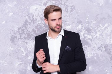 Stüdyoda genç bir iş adamı. Arka planda iş adamı. İş adamının resmi takım elbise giyiyor. Profesyonel iş adamı gride izole edildi.