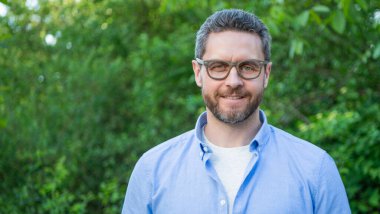 Gözlüklü adam, kopyalama alanı. Gözlüklü adam. Gözlüklü adam dışarı bak. Gözlüklü adam, gözlüklü adam..