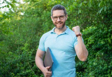 Çevrimiçi olarak başarılı bir işletme yöneticisi. İşletme müdürünün bilgisayardaki serbest fotoğrafı. İşletme müdürlüğü. işletme yöneticisi serbest açık hava.