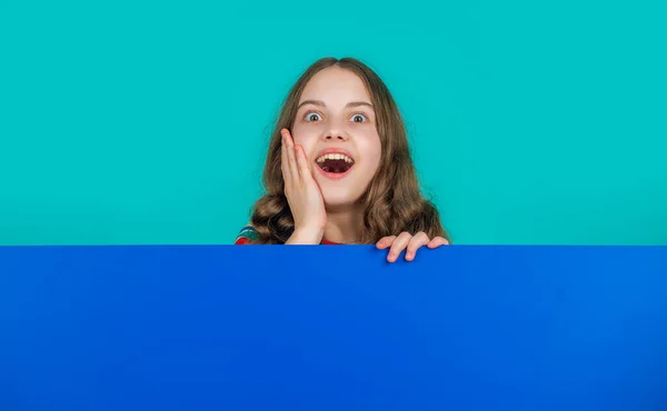 Criança Espantada Com Papel Azul Branco Com Espaço Cópia Para — Fotografia de Stock