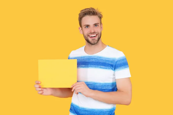 미소는 광고를 사람은 광고가 종이를 남자는 광고를 노란색으로 표시된 광고를 — 스톡 사진