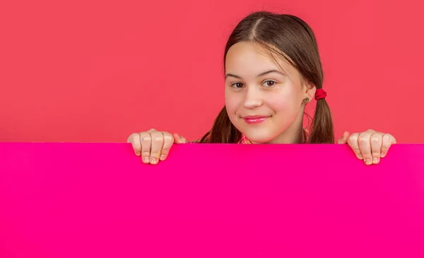 Criança Feliz Atrás Papel Rosa Branco Com Espaço Cópia Para — Fotografia de Stock