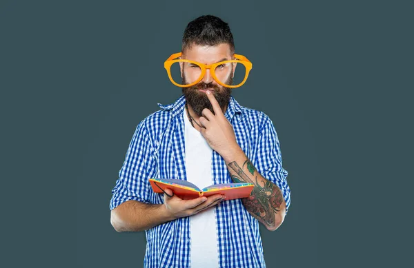 Meditando Divertente Uomo Barbuto Occhiali Festa Leggere Libro — Foto Stock