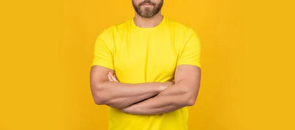 Przycięty Widok Człowieka Nosić Koszulkę Izolowane Żółto Mężczyzna Nosi Koszulkę — Zdjęcie stockowe