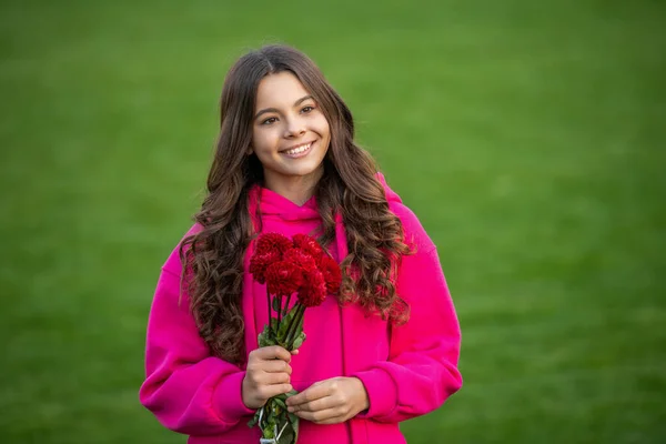 10代の女の子の笑顔の写真 秋の花が咲く10代の女の子 秋の花の花束を持つ10代の女の子 10代の女の子と秋の花外 — ストック写真