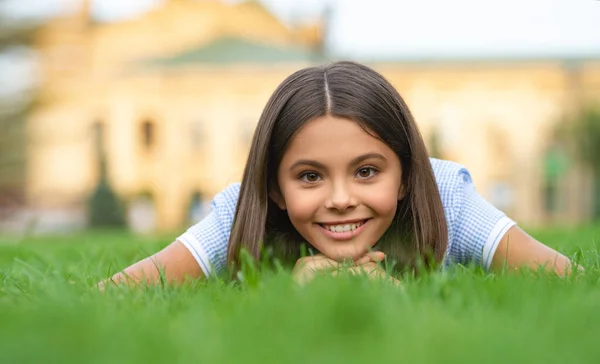 幸せな女の子の写真夏の芝生で芝生の屋外でリラックス — ストック写真