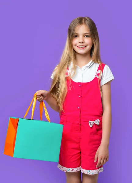 스튜디오에서 쇼핑하는 뒤에서 쇼핑하는 쇼핑하는 소녀의 자주색으로 용품을 — 스톡 사진