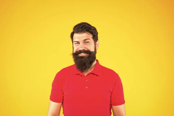 Zelfverzekerde Knappe Man Met Baard Gele Achtergrond Haar Baardverzorging Lachend — Stockfoto