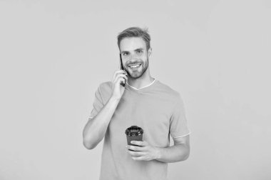 Kahveli mutlu adam telefonda sarı arka planda konuşuyor, sohbet ediyor..