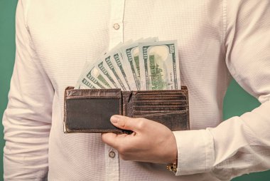 Cüzdandaki para maaşı. Stüdyoda maaş kapanışı. Adam para maaşı gösteriyor. Para maaşlı cüzdan.