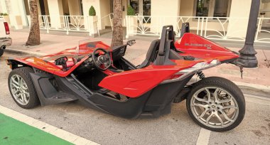 Miami Beach, Florida USA - 15 Nisan 2021: Kırmızı polaris sapanı, yan görüş. Üç tekerlekli motorsiklet.