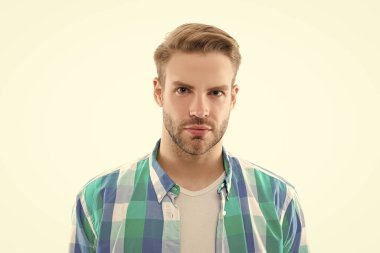 Stüdyoda sıradan bir adam. Kareli gömlek giyen sıradan bir adam. Sakallı sıradan bir adamın fotoğrafı. Beyaz arka planda izole edilmiş sıradan bir adam.