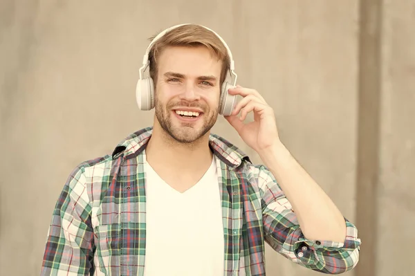 헤드폰으로 음악을 남자의 야외에서 음악을 밖에서 음악을 음악을 체크무늬 셔츠를 — 스톡 사진