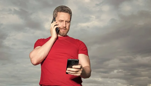 Hombre Tiene Hablar Por Teléfono Usar Camiseta Roja Con Publicidad — Foto de Stock