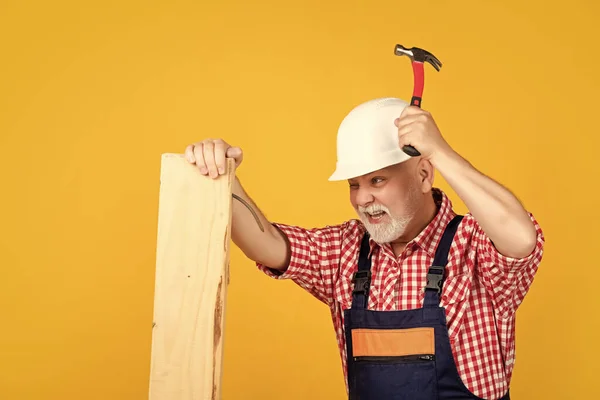 Geschäftiger Alter Mann Holzfäller Mit Helm Auf Gelbem Hintergrund — Stockfoto