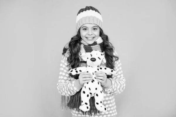Щаслива Дитина Трикотажному Одязі Тримає Іграшку Дівчина Підліток Синьому Фоні — стокове фото