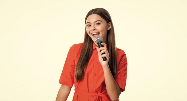 Έκπληκτη Έφηβη Τραγουδίστρια Κρατώντας Μικρόφωνο Στο Στούντιο Έφηβη Τραγουδίστρια Μικρόφωνο — Φωτογραφία Αρχείου