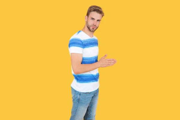 줄무늬 셔츠를 잘생긴 스타일 모델은 스타일 스튜디오에서 노란색 셔츠를 남자가 — 스톡 사진