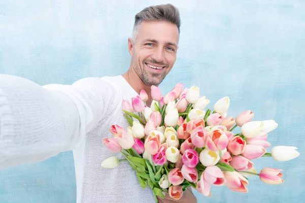 Selfie Dell Uomo Con Tulipani Valentini Uomo Con Tulipani San — Foto Stock