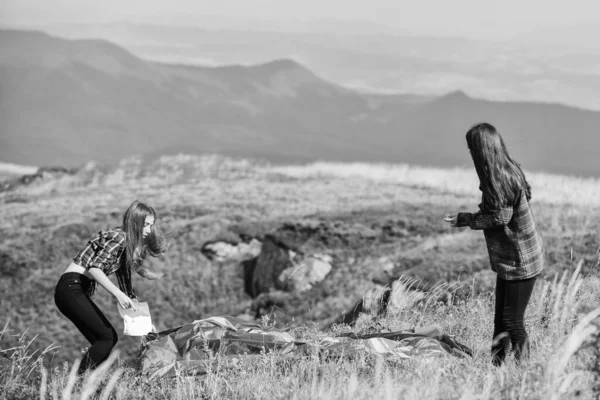 Kamp Becerileri Konsepti Hiçliğin Ortasında Kızlar Dağın Tepesine Çadır Kurdular — Stok fotoğraf